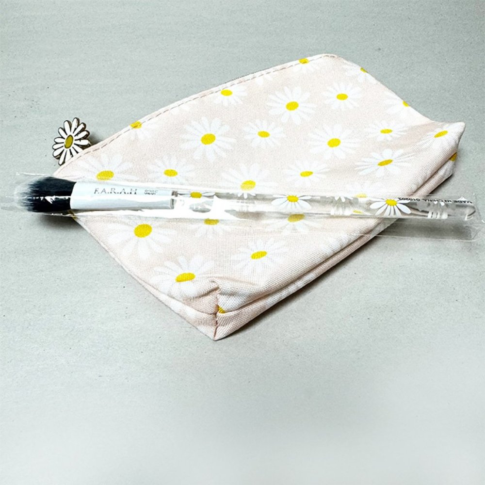 NWT 2 Pc. Daisy F.A.R.A.H 828F Highlight Brush and Cosmetic Bag Bundle